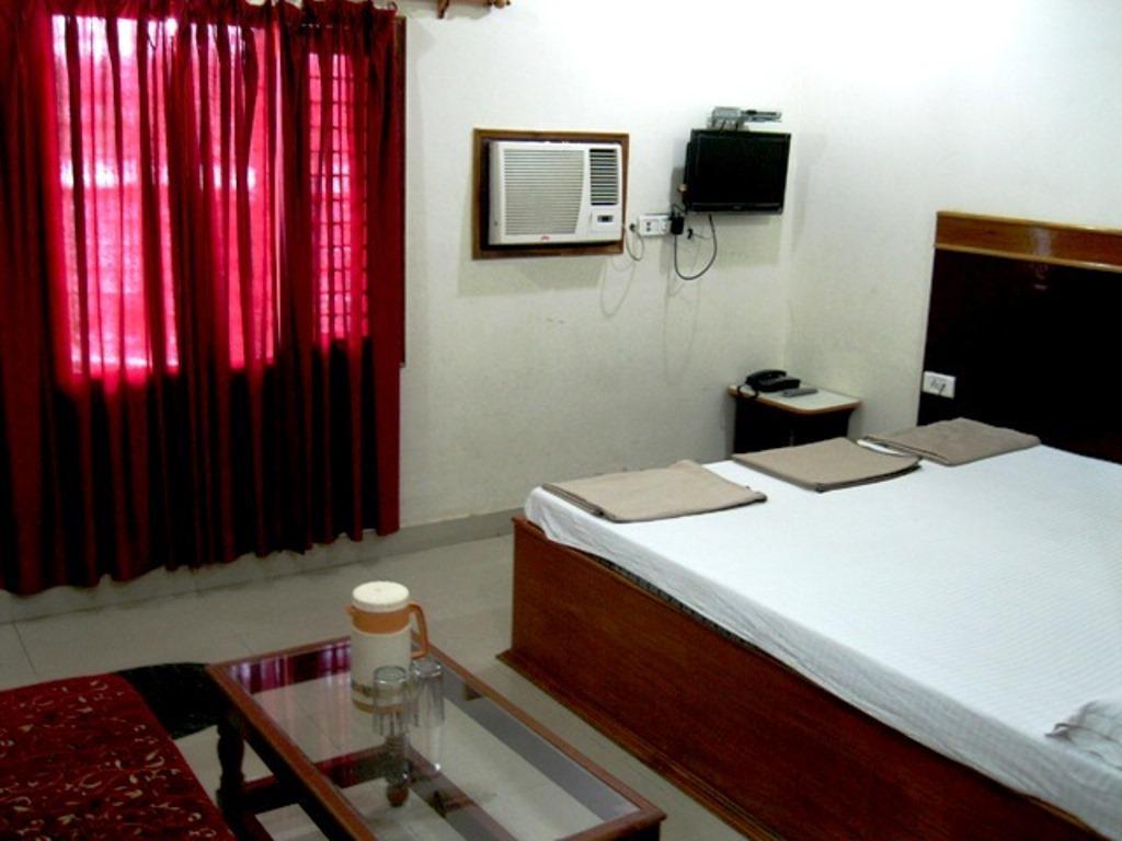 Ajay International Hotel *